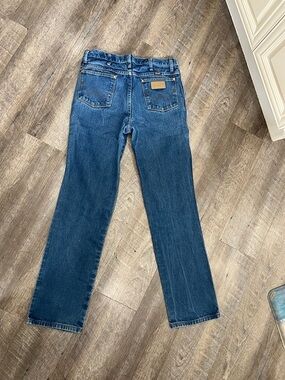 Wrangler Men's Straight Jeans in Medium Blue Denim